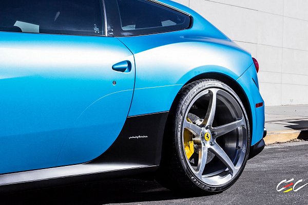 Фото дисков CEC C884 Глянцевый лак на Ferrari FF