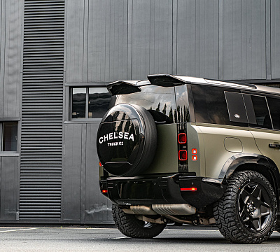 Фото дисков Kahn Mondial Retro на Land Rover Defender II