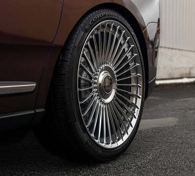 Фото дисков HRE L109M на Rolls-Royce Cullinan