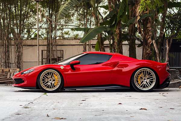 Фото дисков Brixton Forged VL4 Глянцевая шампань на Ferrari 296