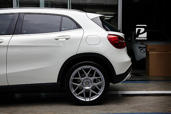 Фото дисков HRE FF01 Серебро на Mercedes-Benz GLA (X156)