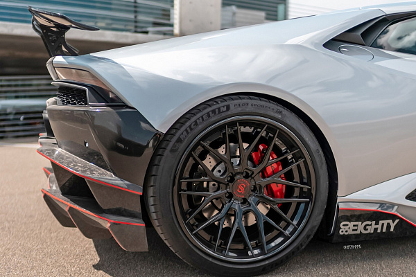 Фото дисков Strasse Wheels SV10M Deep Concave FS Черный глянец на Lamborghini Huracan
