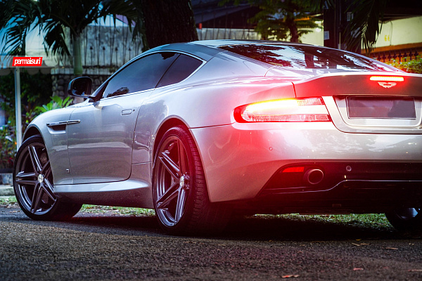 Фото дисков Vossen VFS-5 Глянцевый графит на Aston Martin DB 9 
