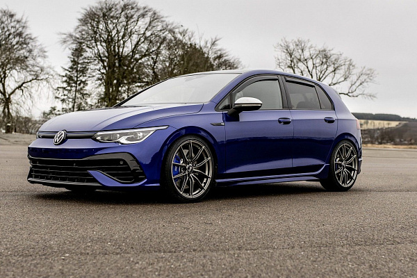 Фото дисков Bola FLC Глянцевый графит на Volkswagen Golf VIII