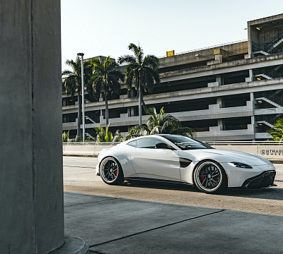 Фото дисков Strasse Wheels SV1T Deep Concave FS на Aston Martin Vantage 2