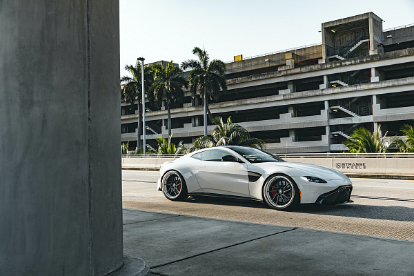 Фото дисков Strasse Wheels SV1T Deep Concave FS Другой цвет на Aston Martin Vantage 2