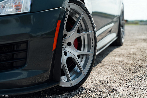 Фото дисков Strasse Wheels SM5R Deep Concave Duoblock Глянцевый темный лак на Cadillac ATS