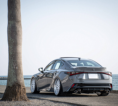 Фото дисков HRE 300 на Lexus IS III