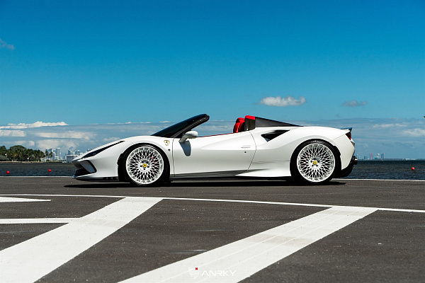 Фото дисков Anrky RS7.3 Белый сатин на Ferrari F8