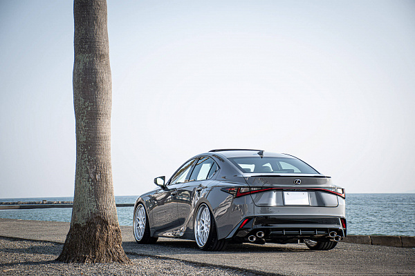 Фото дисков HRE 300 Белый глянец на Lexus IS III