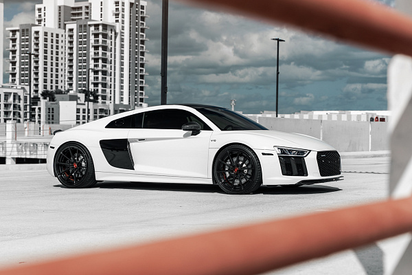 Фото дисков Strasse Wheels SV10 Deep Concave Duoblock Черный глянец на Audi R8 (4S)