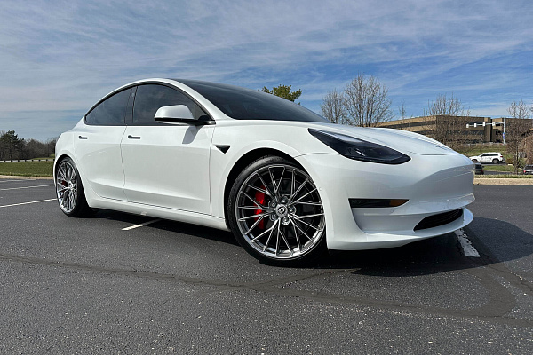 Фото дисков HRE FF28 Глянцевый тонированный лак на Tesla Model 3