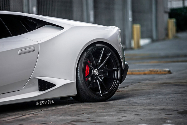 Фото дисков Strasse Wheels SV1 Deep Concave Monoblock Черный глянец на Lamborghini Huracan