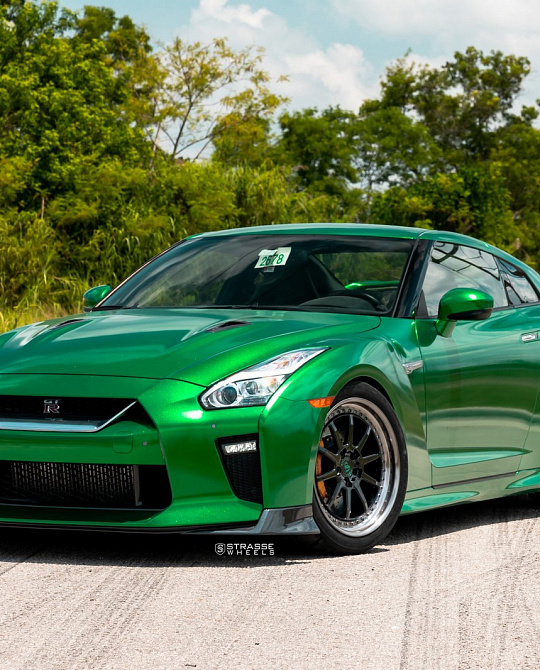 Фото дисков R10 Competition Черный глянец на Nissan GT-R
