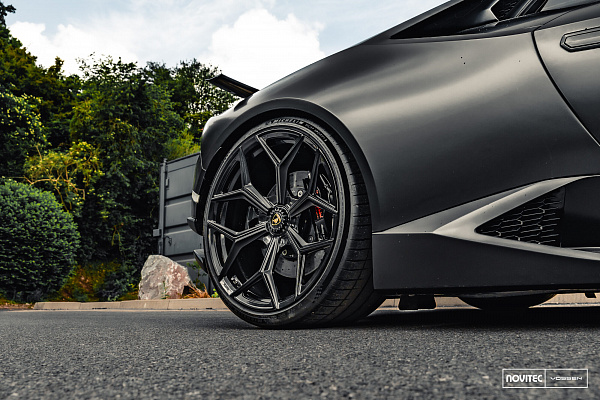 Фото дисков NOVITEC NL4 Черный глянец на Lamborghini Huracan
