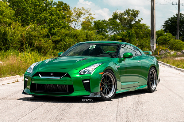 Фото дисков Strasse Wheels R10 Competition Черный глянец на Nissan GT-R