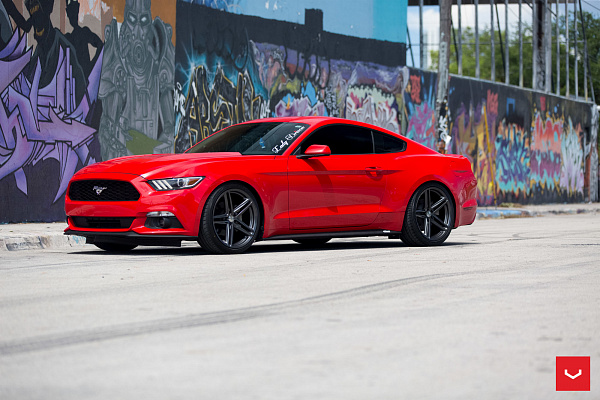 Фото дисков Vossen VFS-5 Глянцевый графит на Ford Mustang VI