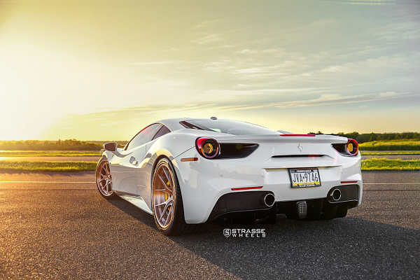 Фото дисков Strasse Wheels SM5R Deep Concave FS Сатиновая темная медь на Ferrari 488