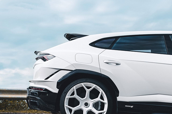 Фото дисков Brixton Forged MW03 Белый глянец на Lamborghini Urus
