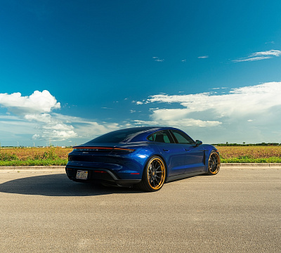 Фото дисков Strasse Wheels SV10 Deep Concave FS на Porsche Taycan I