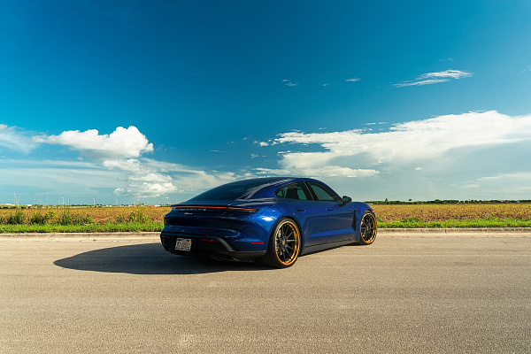 Фото дисков Strasse Wheels SV10 Deep Concave FS Черный глянец на Porsche Taycan I
