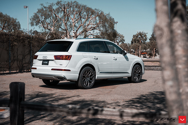 Фото дисков Vossen HF-2 Сатиновый графит на Audi Q7 (4M)