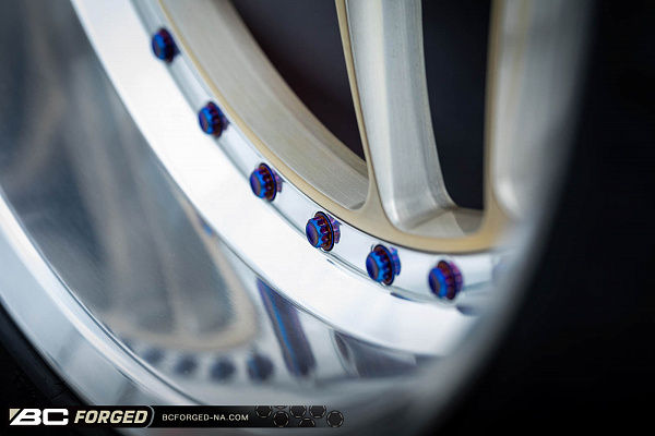 Фото дисков BC Forged LE53 // MLE53 Глянцевая шампань на Dodge Challenger III