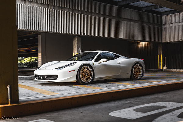 Фото дисков Brixton Forged HS1 Сатиновое золото на Ferrari 458