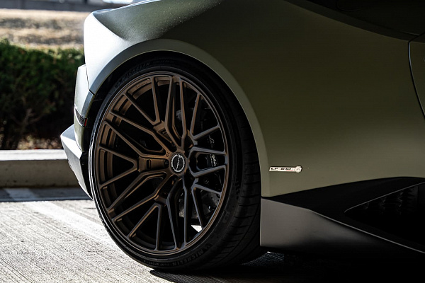 Фото дисков Brixton Forged VL4 Сатиновая бронза на Lamborghini Huracan