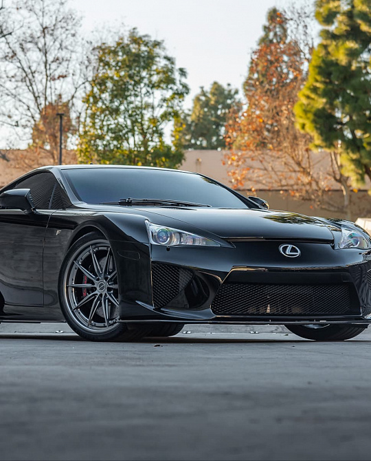 Фото дисков R11-R Глянцевый графит на Lexus LFA