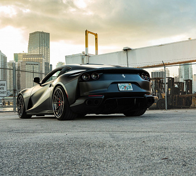 Фото дисков 1886 Wheels G010 на Ferrari 812