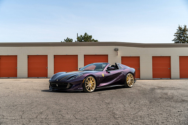 Фото дисков HRE P104SC Глянцевое золото на Ferrari 812