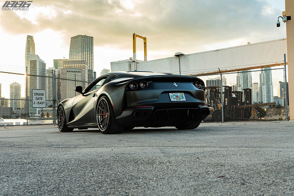 Фото дисков 1886 Wheels G010 Глянцевый темный лак на Ferrari 812