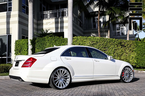 Mercedes-Benz S-Class (W221)