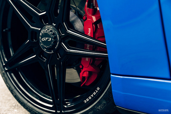 Фото дисков Strasse Wheels SV2 Deep Concave Monoblock Черный глянец на Porsche 911 VII