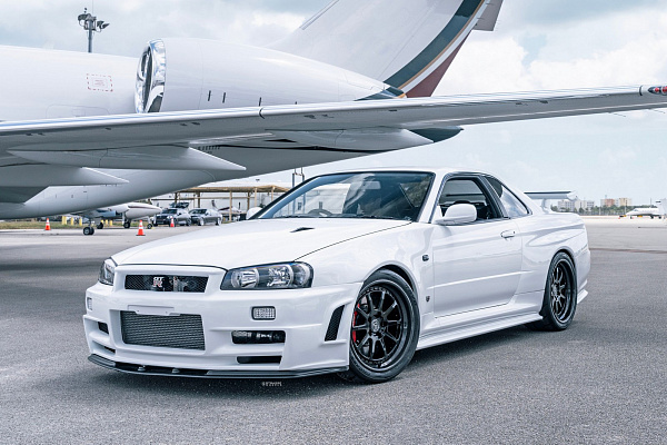 Фото дисков Strasse Wheels R10 Competition Черный глянец на Nissan GT-R