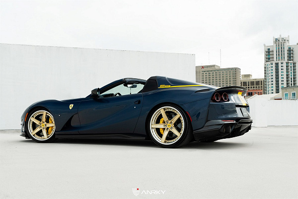 Фото дисков Anrky AN35 Глянцевое золото на Ferrari 812
