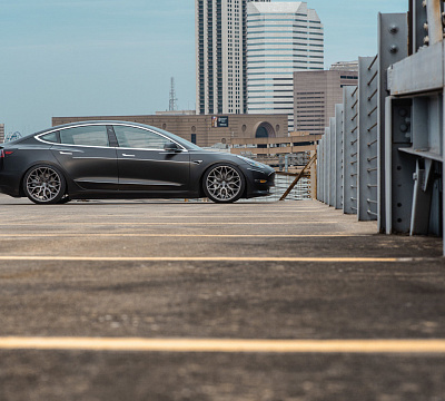 Фото дисков Vossen HF-2 на Tesla Model 3