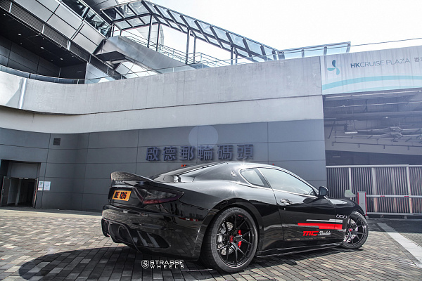 Фото дисков Strasse Wheels SM5R Deep Concave Monoblock Черный глянец на Maserati GranTurismo I