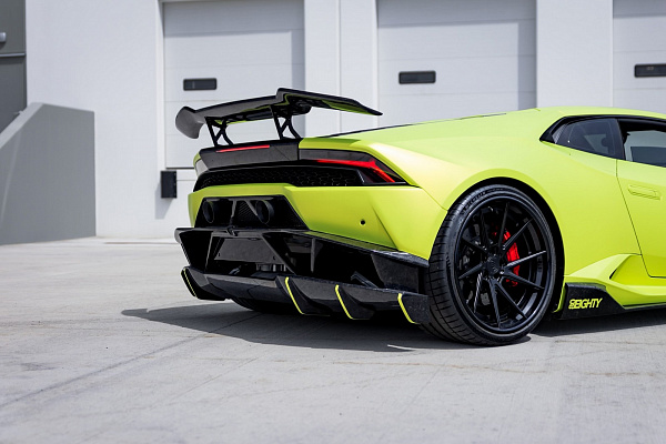 Фото дисков Strasse Wheels SV10T Deep Concave FS Черный глянец на Lamborghini Huracan