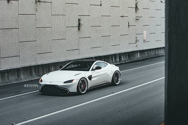 Фото дисков Strasse Wheels SV1T Deep Concave FS Другой цвет на Aston Martin Vantage 2