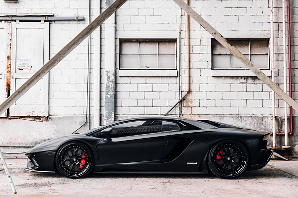 Фото дисков Brixton Forged TR05 Черный глянец на Lamborghini Aventador