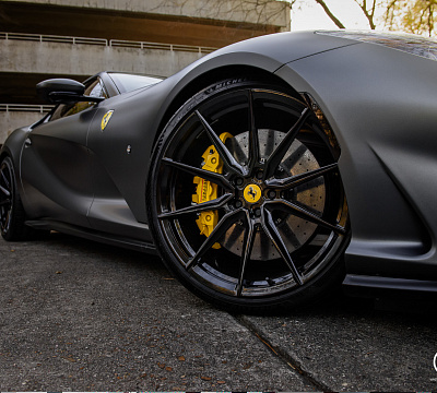 Фото дисков Vossen EVO-2 на Ferrari 812