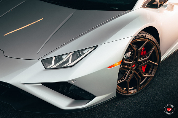 Фото дисков Vossen EVO-3R Сатиновая бронза на Lamborghini Huracan