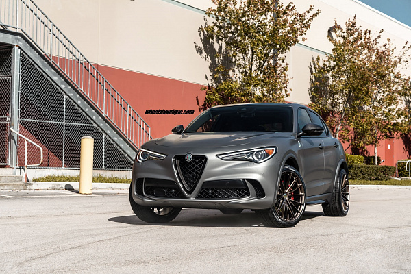 Фото дисков HRE P103 Сатиновая бронза на Alfa Romeo Stelvio 