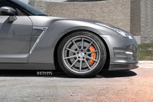 Фото дисков Strasse Wheels R10 Deep Concave Другой цвет на Nissan GT-R