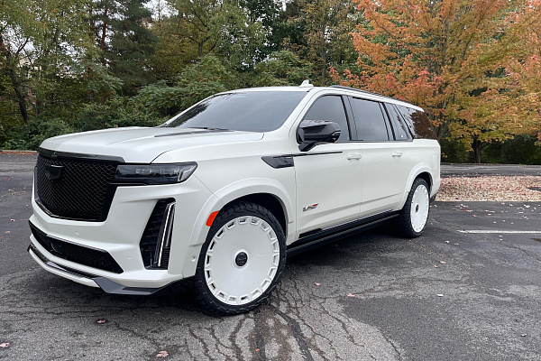 Фото дисков Giovanna Dicotto Белый сатин на Cadillac Escalade V