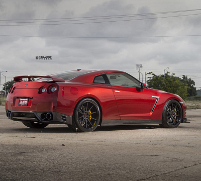 Фото дисков Strasse Wheels R10 Deep Concave на Nissan GT-R