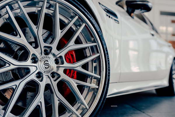 Фото дисков Strasse Wheels SV10M Deep Concave FS Глянцевый лак на Mercedes-Benz AMG GT I