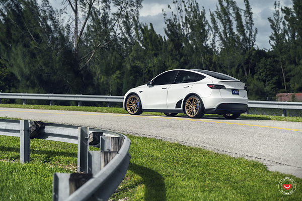 Фото дисков Vossen M-X4T Глянцевое темное золото на Tesla Model Y